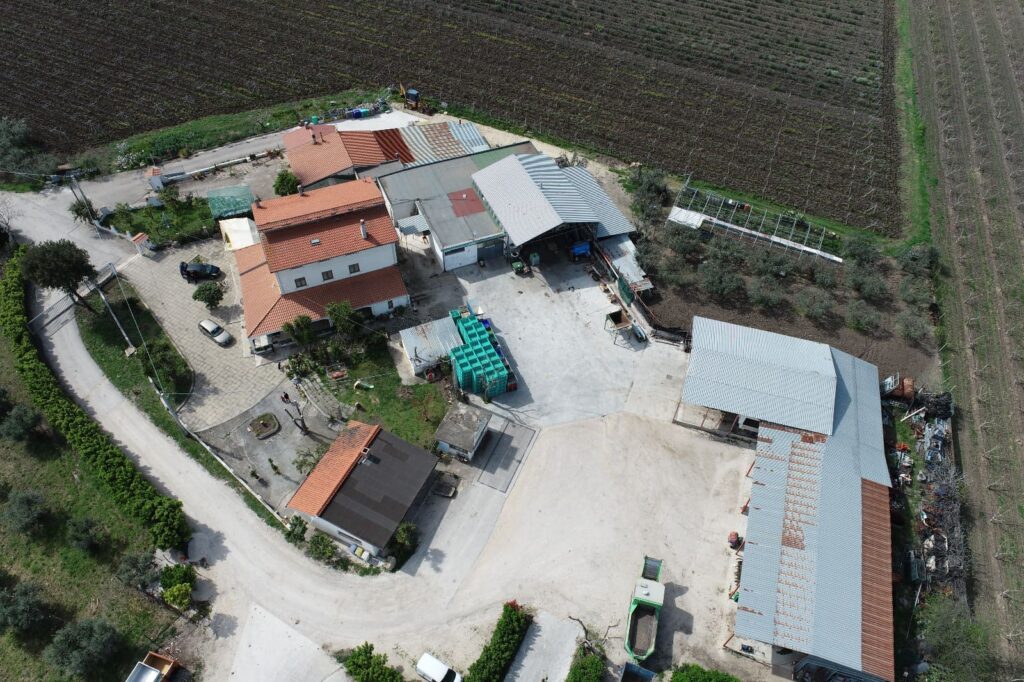 Il frantoio e gli edifici dell'azienda visti dall'alto